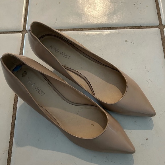 Nine West Women's Tan patent Flats - Picture 1 of 7